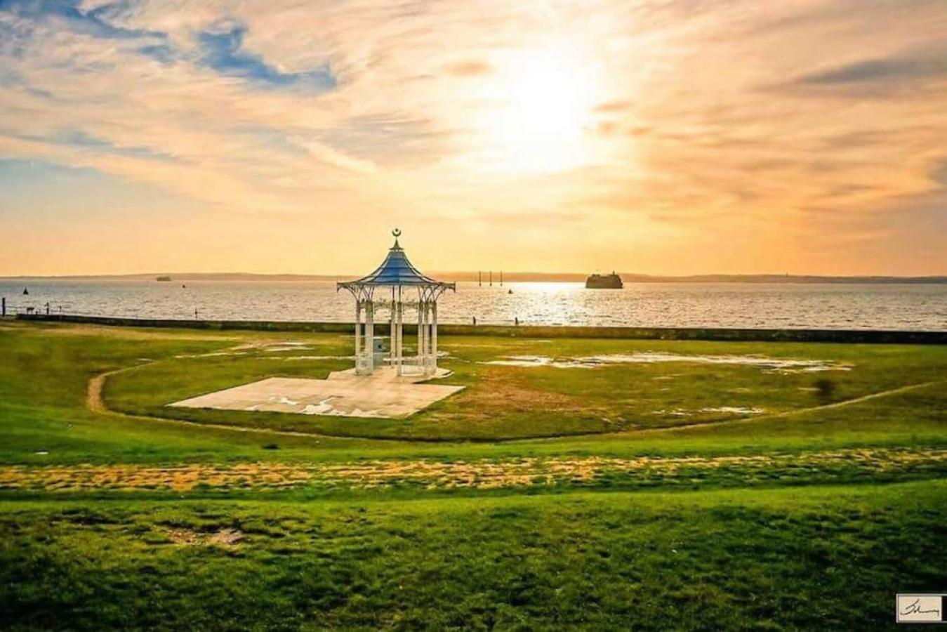 Air Maison - Stunning Beach Front Apartment 포츠머스 외부 사진