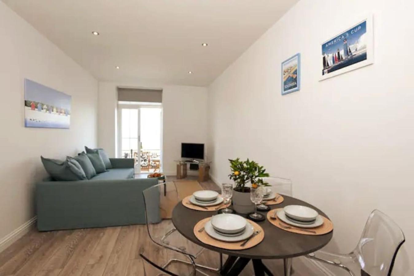 Air Maison - Stunning Beach Front Apartment 포츠머스 외부 사진
