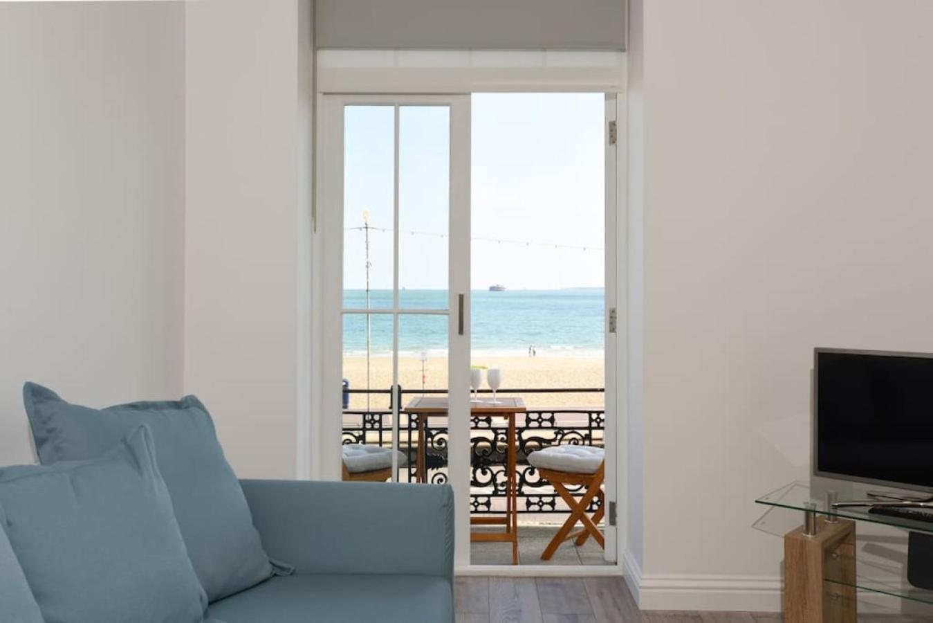 Air Maison - Stunning Beach Front Apartment 포츠머스 외부 사진
