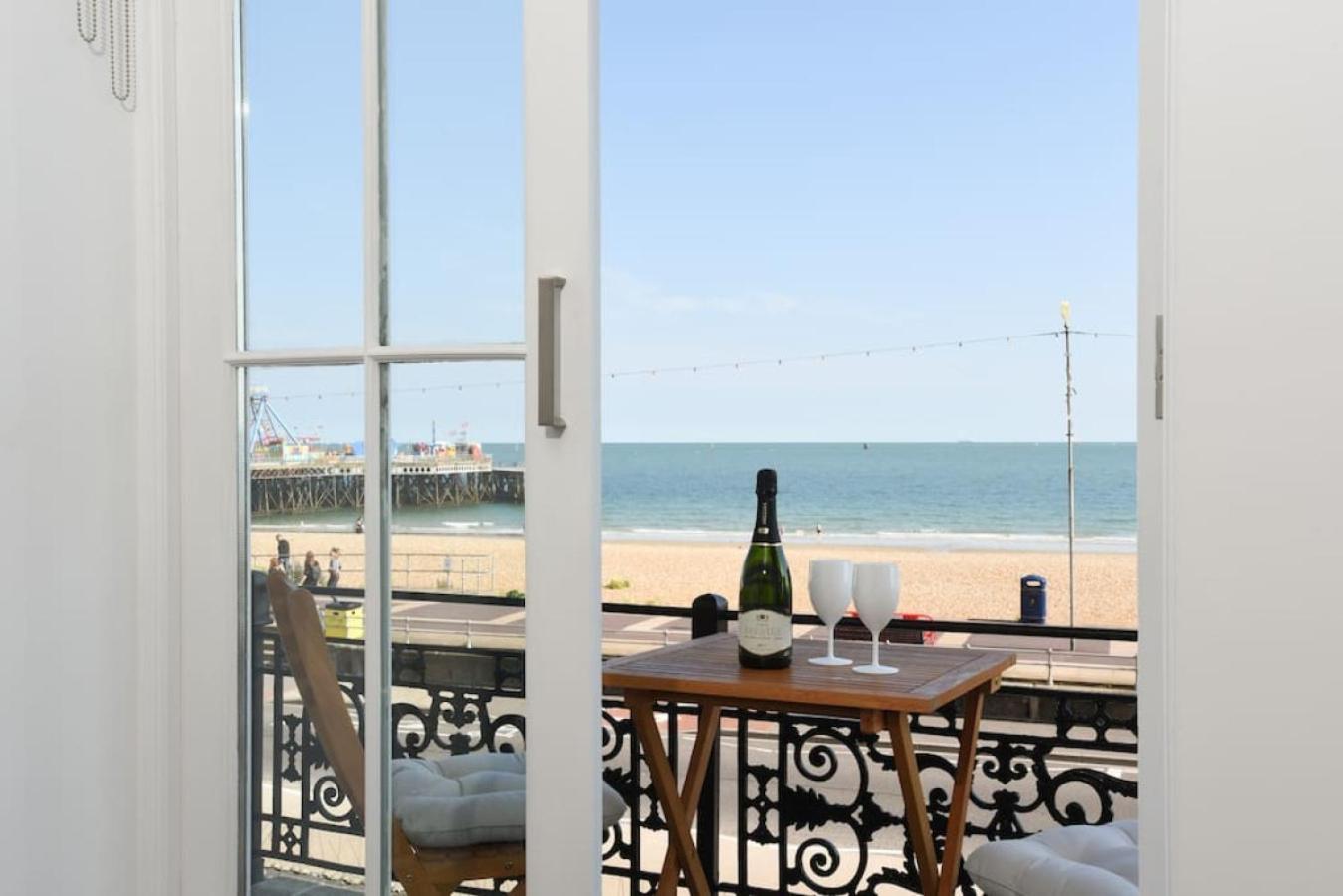 Air Maison - Stunning Beach Front Apartment 포츠머스 외부 사진