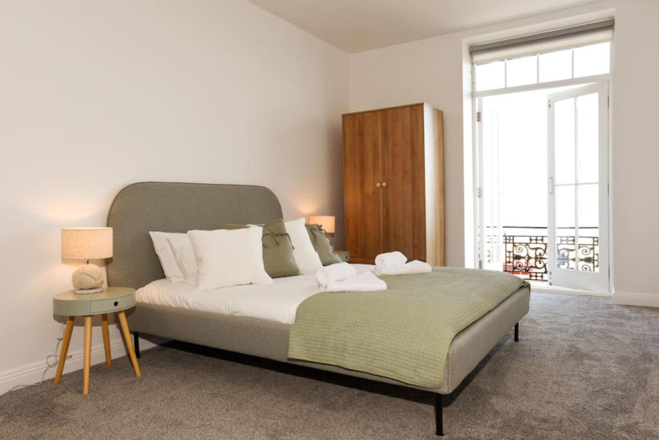 Air Maison - Stunning Beach Front Apartment 포츠머스 외부 사진